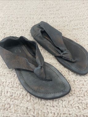 Donald J. Pliner Black/Bronze Leather Knotted Thong Sandals